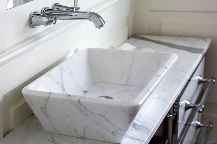 Come scegliere il giusto materiale per piano lavabo: marmo