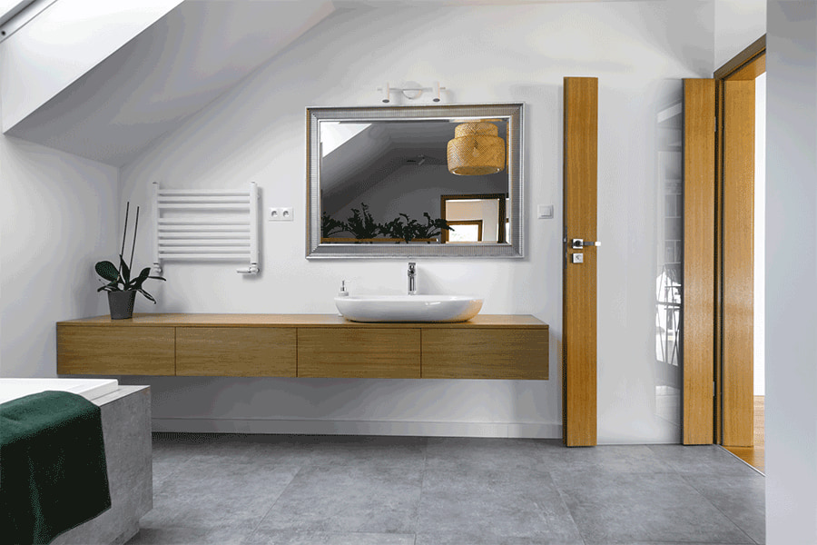 Soluzioni per arredare un bagno piccolo: corretta illuminazione e rivestimento personalizzato